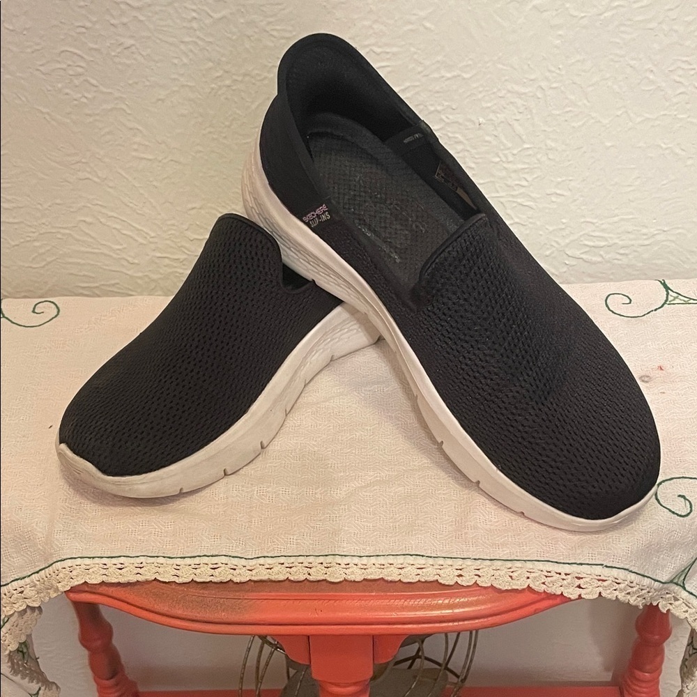 🚷🚷🚷BOGOHO 🚷🚷🚷Skechers Go Walk Women's Black Slip-On Sneakers - Picture 1 of 9